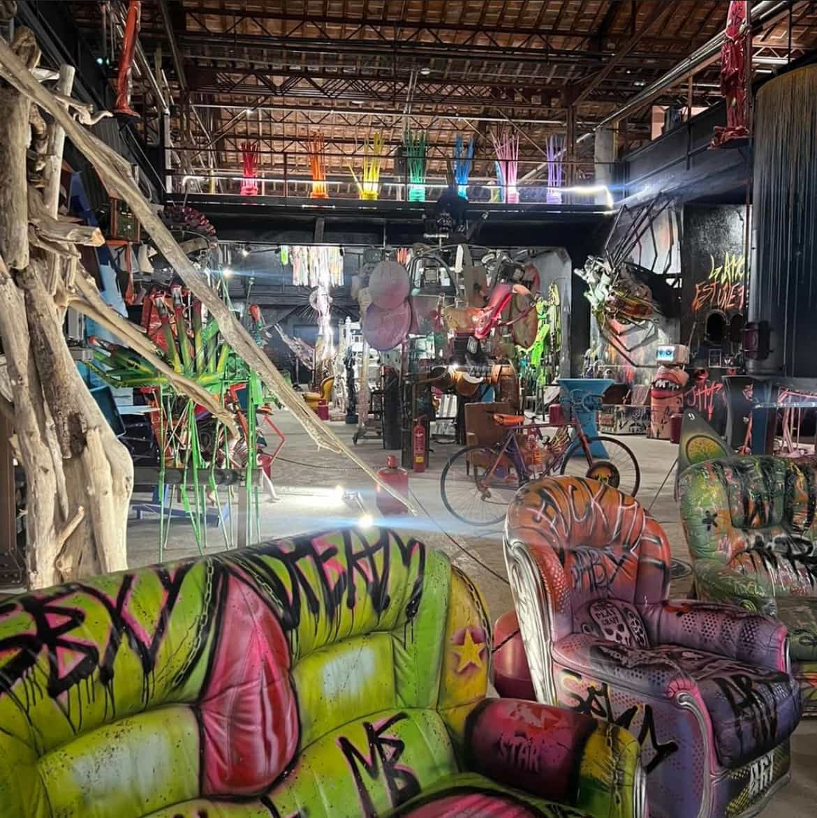 Galerie intérieure Spiktri, mobilier graffé et sculptures recyclées