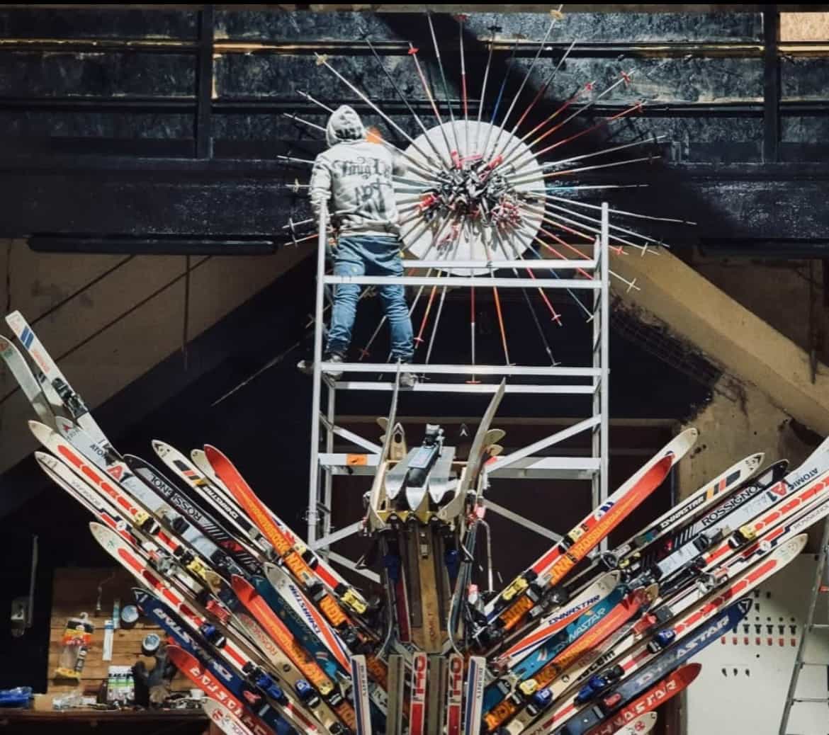 Sculpture monumentale en skis recyclés Spiktri