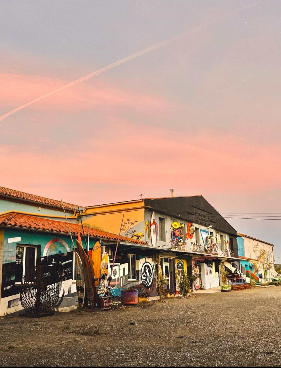 Façade du Spiktri Street Art Universe au coucher du soleil